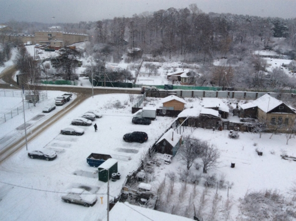 01.12.2015 г. - первый снег. Начало зимы. Фото из окна на парковку у дома №1