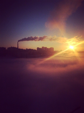 На фото вид сверху на утренний туман, вид из окон в сторону ул. Колхозная - 11/01/2016
